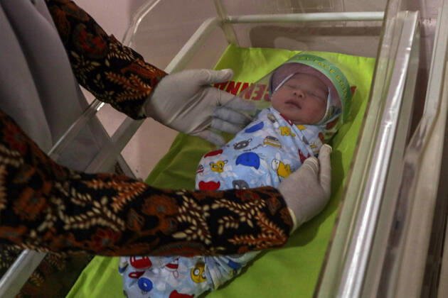 Newborn Baby Wearing Face Shield in Indonesia - 16 April 2020. An Indonesian nurses wearing face shields on newborns at a hospital in Bireuen District, Aceh Province, Indonesia, Thursday, April 16, 2020. Wearing protective face shields was effort prevent the spread of coronavirus Covid-19 . (Photo By Aziz Abdi INA Photo Agency imago images) 