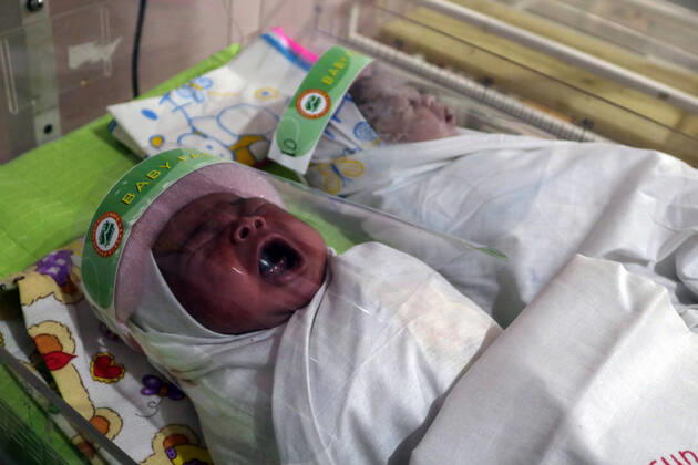 Newborn Baby Wearing Face Shield in Indonesia - 16 April 2020. Two newborns wearing face shields at a hospital in Bireuen District, Aceh Province, Indonesia, Thursday, April 16, 2020. Wearing protective face shields was effort prevent the spread of coronavirus Covid-19 . (Photo By Aziz Abdi INA Photo Agency imago images) 
