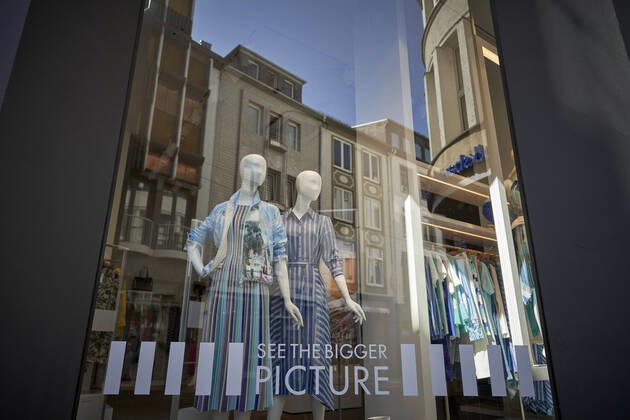 Coronavirus - Koblenz 16.04.2020, Rheinland-Pfalz, Koblenz: Geschaefte in der Innenstadt sind geschlossen. Bund und Laender haben sich am 15.04.2020 auf eine Lockerung der Corona-Massnahmen verstaendigt. Geschaefte mit einer Verkaufsflaeche von bis zu 800 Quadratmetern duerfen ab 20.04.2020 wieder oeffnen. See The Bigger Picture ist auf einer Schaufensterscheibe zu Lesen.