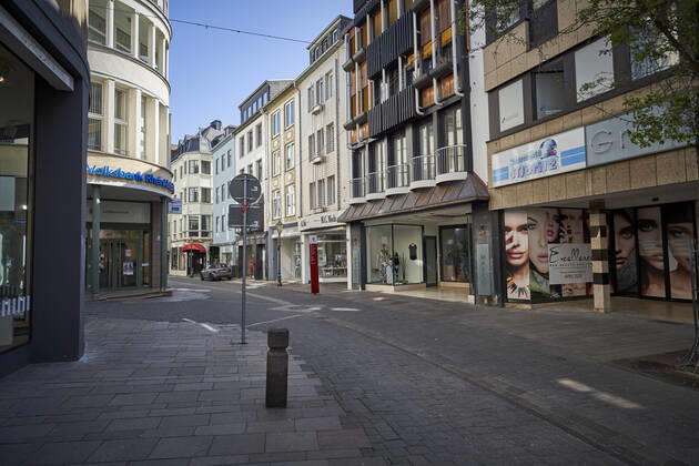 Coronavirus - Koblenz 16.04.2020, Rheinland-Pfalz, Koblenz: Geschaefte in der Innenstadt sind geschlossen. Bund und Laender haben sich am 15.04.2020 auf eine Lockerung der Corona-Massnahmen verstaendigt. Geschaefte mit einer Verkaufsflaeche von bis zu 800 Quadratmetern duerfen ab 20.04.2020 wieder oeffnen.