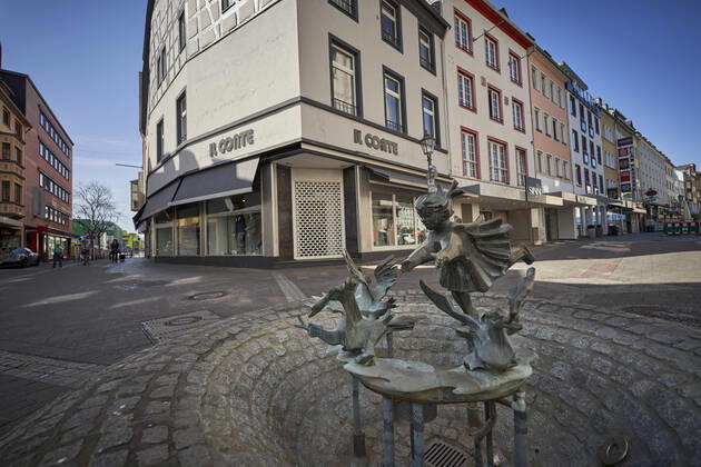 Coronavirus - Koblenz 16.04.2020, Rheinland-Pfalz, Koblenz: Geschaefte in der Innenstadt sind geschlossen. Bund und Laender haben sich am 15.04.2020 auf eine Lockerung der Corona-Massnahmen verstaendigt. Geschaefte mit einer Verkaufsflaeche von bis zu 800 Quadratmetern duerfen ab 20.04.2020 wieder oeffnen.