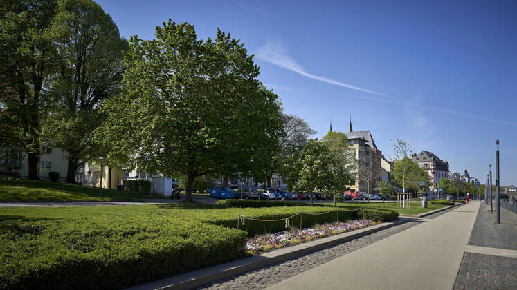 Coronavirus - Koblenz 16.04.2020, Rheinland-Pfalz, Koblenz: Bund und Laender haben sich am 15.04.2020 auf eine Lockerung der Corona-Massnahmen verstaendigt. Geschaefte mit einer Verkaufsflaeche von bis zu 800 Quadratmetern duerfen ab 20.04.2020 wieder oeffnen. An der Uferpromenade der Mosel bei Koblenz, laufen bei Sommerlichen Temperaturen derzeit nur vereinzelte Passanten.