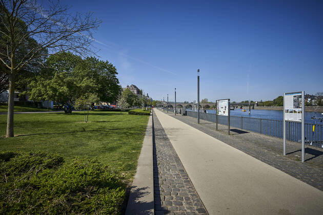 Coronavirus - Koblenz 16.04.2020, Rheinland-Pfalz, Koblenz: Bund und Laender haben sich am 15.04.2020 auf eine Lockerung der Corona-Massnahmen verstaendigt. Geschaefte mit einer Verkaufsflaeche von bis zu 800 Quadratmetern duerfen ab 20.04.2020 wieder oeffnen. An der Uferpromenade der Mosel bei Koblenz, laufen bei Sommerlichen Temperaturen derzeit nur vereinzelte Passanten.