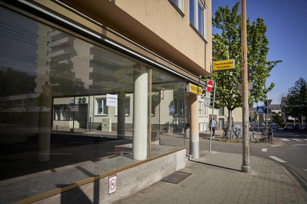 Coronavirus - Koblenz 16.04.2020, Rheinland-Pfalz, Koblenz: Geschaefte in der Innenstadt sind geschlossen. Bund und Laender haben sich am 15.04.2020 auf eine Lockerung der Corona-Massnahmen verstaendigt. Geschaefte mit einer Verkaufsflaeche von bis zu 800 Quadratmetern duerfen ab 20.04.2020 wieder oeffnen. Ein Souvenirs-Shop hat das Geschaeft aufgegeben.