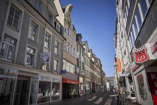 Coronavirus - Koblenz 16.04.2020, Rheinland-Pfalz, Koblenz: Geschaefte in der Innenstadt sind geschlossen. Bund und Laender haben sich am 15.04.2020 auf eine Lockerung der Corona-Massnahmen verstaendigt. Geschaefte mit einer Verkaufsflaeche von bis zu 800 Quadratmetern duerfen ab 20.04.2020 wieder oeffnen.