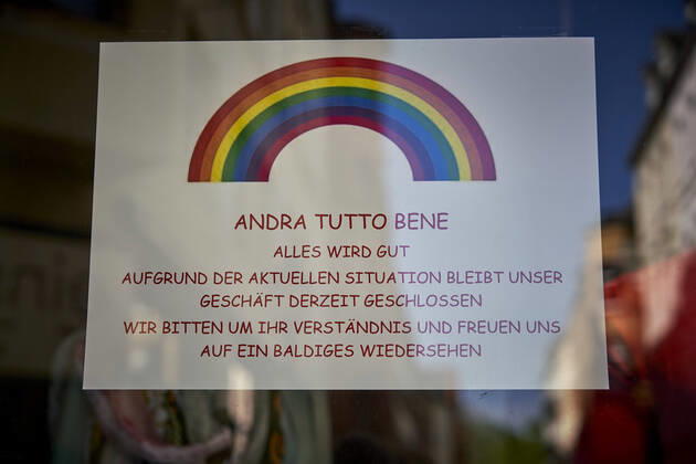 Coronavirus - Koblenz 16.04.2020, Rheinland-Pfalz, Koblenz: Geschaefte in der Innenstadt sind geschlossen. Bund und Laender haben sich am 15.04.2020 auf eine Lockerung der Corona-Massnahmen verstaendigt. Geschaefte mit einer Verkaufsflaeche von bis zu 800 Quadratmetern duerfen ab 20.04.2020 wieder oeffnen.