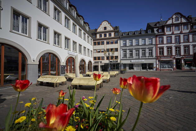 Coronavirus - Koblenz 16.04.2020, Rheinland-Pfalz, Koblenz: Geschaefte in der Innenstadt sind geschlossen. Bund und Laender haben sich am 15.04.2020 auf eine Lockerung der Corona-Massnahmen verstaendigt. Geschaefte mit einer Verkaufsflaeche von bis zu 800 Quadratmetern duerfen ab 20.04.2020 wieder oeffnen.