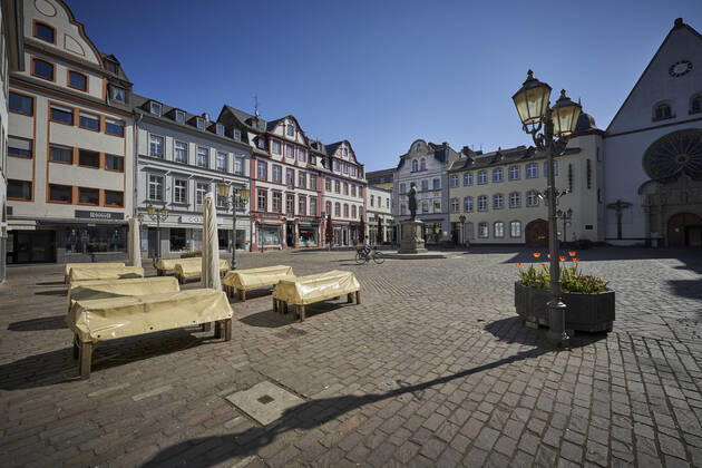 Coronavirus - Koblenz 16.04.2020, Rheinland-Pfalz, Koblenz: Geschaefte in der Innenstadt sind geschlossen. Bund und Laender haben sich am 15.04.2020 auf eine Lockerung der Corona-Massnahmen verstaendigt. Geschaefte mit einer Verkaufsflaeche von bis zu 800 Quadratmetern duerfen ab 20.04.2020 wieder oeffnen.