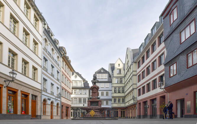 xblx, neue Altstadt, Cafes und Restaurants haben alle Tische und Stühle weggeräumt bzw unbrauchbar gemacht, emwirt Frankfurt am Main