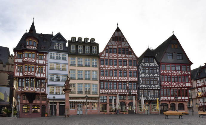 xblx, Römerberg, Cafes und Restaurants haben alle Tische und Stühle weggeräumt, emwirt Frankfurt am Main