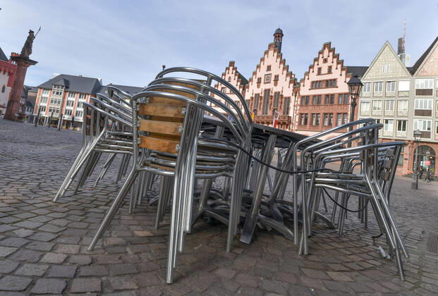 xblx, Römerberg, Cafes und Restaurants haben alle Tische und Stühle weggeräumt bzw unbrauchbar gemacht, emwirt Frankfurt am Main