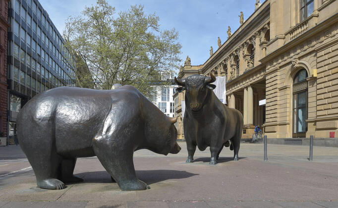 xblx, Bulle und Bär vor der Frankfurter Börse, Wertpapierhandel, emwirt Frankfurt am Main
