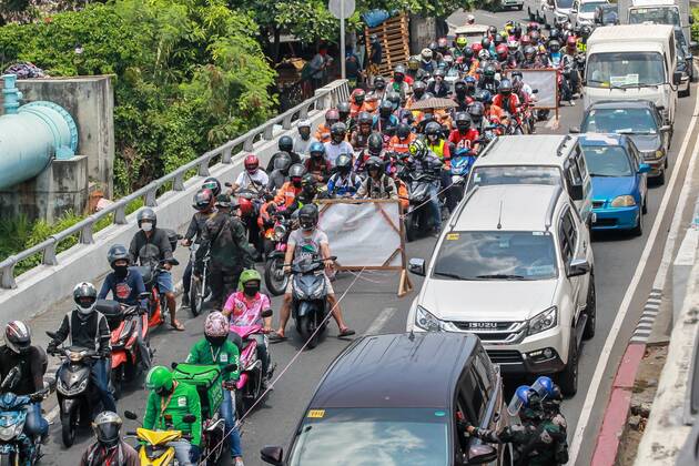 (200416) -- LAS PINAS CITY, April 16, 2020 -- Motorists line up at a COVID-19 community quarantine checkpoint in Las Pinas City, the Philippines, April 16, 2020. ) PHILIPPINES-LAS PINAS-COVID-19-COMMUNITY QUARANTINE CHECKPOINT RouellexUmali 