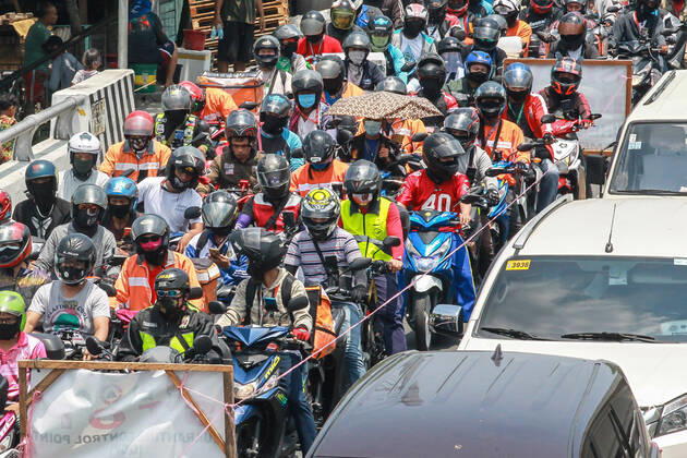 (200416) -- LAS PINAS CITY, April 16, 2020 -- Motorists line up at a COVID-19 community quarantine checkpoint in Las Pinas City, the Philippines, April 16, 2020. ) PHILIPPINES-LAS PINAS-COVID-19-COMMUNITY QUARANTINE CHECKPOINT RouellexUmali 