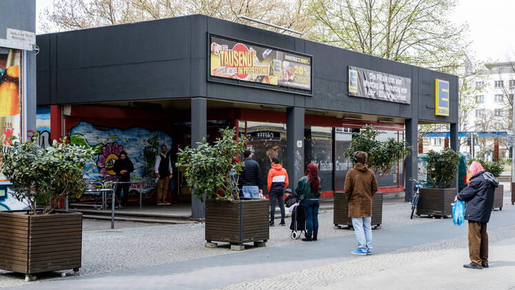Warteschlange vor Supermarkt in Berlin-Kreuzberg Zu Zeiten des Coronaviruses vermehrt zu sehen - eine Warteschlange vor dem Supermarkt. Hier in Berlin-Kreuzberg., Berlin Berlin Deutschland Kreuzberg