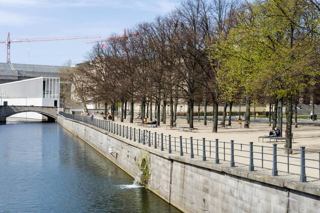 Erholung mit Abstand an der Berliner Spree. Um eine weitere sprunghafte Ausbreitung des Covid-19 Virus zu verlangsamen, sind auch in Berlin eine Reihe von Schutzmaßnahmen ergriffen worden. Hier an der Spree am Berliner Lustgarten ist gut zu beobachten, dass sich der Großteil der Bevölkerung daran hält. Abstand wird gehalten und es ist auch sonst fast Menschenleer., Berlin Berlin Deutschland Mitte