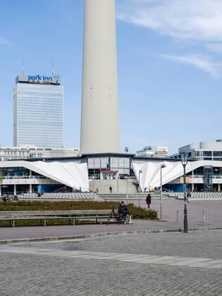 Erholung mit Abstand am Berliner Fernsehturm. Um eine weitere sprunghafte Ausbreitung des Covid-19 Virus zu verlangsamen, sind auch in Berlin eine Reihe von Schutzmaßnahmen ergriffen worden. Hier am Berliner Fernsehturm ist gut zu beobachten, dass sich der Großteil der Bevölkerung daran hält. Abstand wird gehalten und es ist auch sonst fast Menschenleer., Berlin Berlin Deutschland Mitte