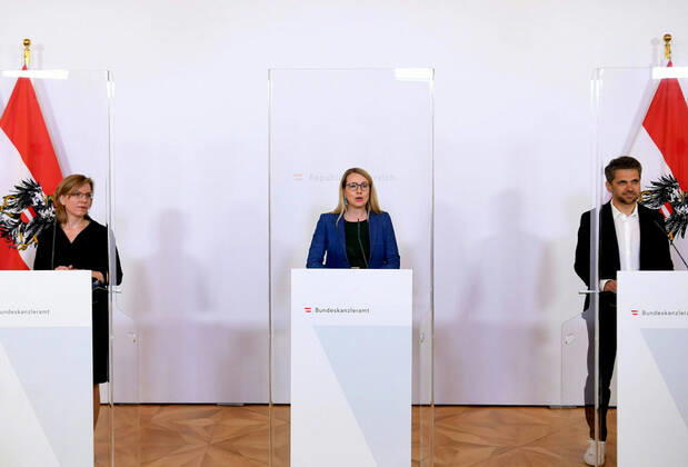 Wien 16.04.2020, Bundeskanzleramt, Wien, AUT, Akutelle Entwicklungen zur Coronaerkrankung in Oesterreich, Pressekonferenz zum Thema Start Ups, im Bild (v.l.) Infrastrukturministerin Leonore Gewessler (Gruene) Wirtschaftsministerin Margarete Schramboeck (OeVP) und Business Angel Michael Altrichter (v.l.) Infrastrukturministerin Leonore Gewessler (Gruene) Wirtschaftsministerin Margarete Schramboeck (OeVP) und Business Angel Michael Altrichter during a press conference on the subject Start ups of Austrian Goverment about the Coronavirus Pandemie at the Bundeskanzleramt in Wien, Austria on 2020 04 16.