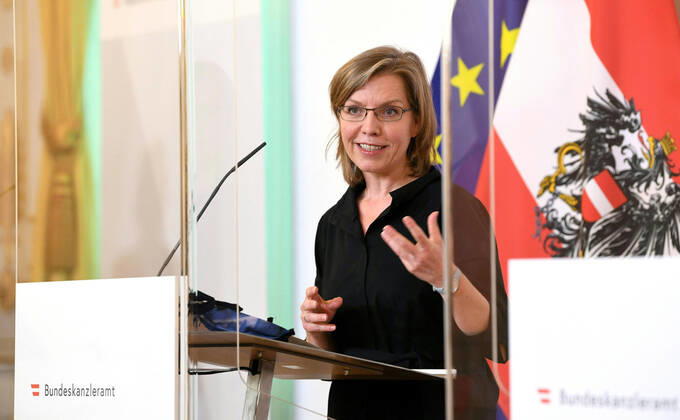 Wien 16.04.2020, Bundeskanzleramt, Wien, AUT, Akutelle Entwicklungen zur Coronaerkrankung in Oesterreich, Pressekonferenz zum Thema Start Ups, im Bild Infrastrukturministerin Leonore Gewessler (Gruene) Infrastrukturministerin Leonore Gewessler (Gruene) during a press conference on the subject Start ups of Austrian Goverment about the Coronavirus Pandemie at the Bundeskanzleramt in Wien, Austria on 2020 04 16.