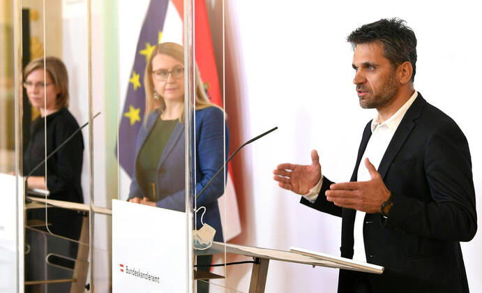 Wien 16.04.2020, Bundeskanzleramt, Wien, AUT, Akutelle Entwicklungen zur Coronaerkrankung in Oesterreich, Pressekonferenz zum Thema Start Ups, im Bild (v.l.) Infrastrukturministerin Leonore Gewessler (Gruene) Wirtschaftsministerin Margarete Schramboeck (OeVP) und Business Angel Michael Altrichter (v.l.) Infrastrukturministerin Leonore Gewessler (Gruene) Wirtschaftsministerin Margarete Schramboeck (OeVP) und Business Angel Michael Altrichter during a press conference on the subject Start ups of Austrian Goverment about the Coronavirus Pandemie at the Bundeskanzleramt in Wien, Austria on 2020 04 16.