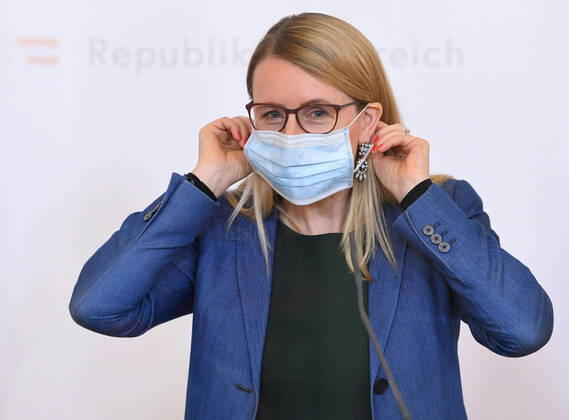 Wien 16.04.2020, Bundeskanzleramt, Wien, AUT, Akutelle Entwicklungen zur Coronaerkrankung in Oesterreich, Pressekonferenz zum Thema Start Ups, im Bild Wirtschaftsministerin Margarete Schramboeck (OeVP) Wirtschaftsministerin Margarete Schramboeck (OeVP) during a press conference on the subject Start ups of Austrian Goverment about the Coronavirus Pandemie at the Bundeskanzleramt in Wien, Austria on 2020 04 16.