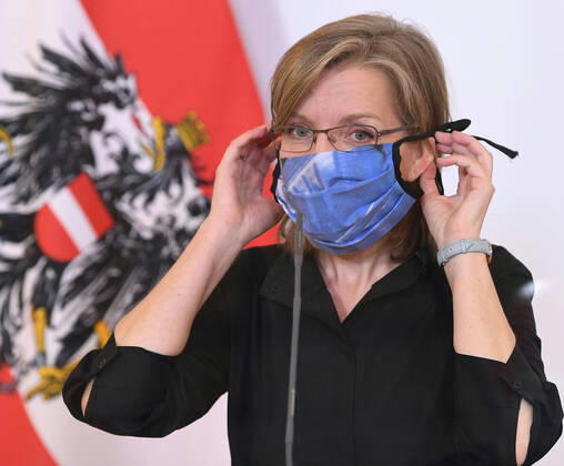 Wien 16.04.2020, Bundeskanzleramt, Wien, AUT, Akutelle Entwicklungen zur Coronaerkrankung in Oesterreich, Pressekonferenz zum Thema Start Ups, im Bild Infrastrukturministerin Leonore Gewessler (Gruene) Infrastrukturministerin Leonore Gewessler (Gruene) during a press conference on the subject Start ups of Austrian Goverment about the Coronavirus Pandemie at the Bundeskanzleramt in Wien, Austria on 2020 04 16.
