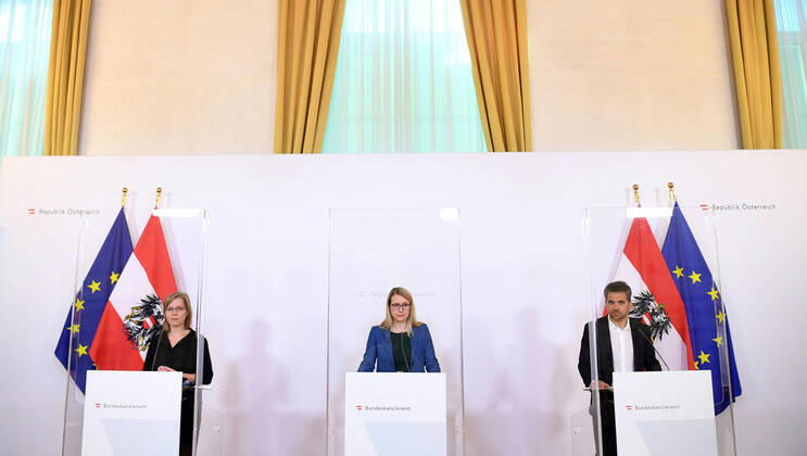 Wien 16.04.2020, Bundeskanzleramt, Wien, AUT, Akutelle Entwicklungen zur Coronaerkrankung in Oesterreich, Pressekonferenz zum Thema Start Ups, im Bild (v.l.) Infrastrukturministerin Leonore Gewessler (Gruene) Wirtschaftsministerin Margarete Schramboeck (OeVP) und Business Angel Michael Altrichter (v.l.) Infrastrukturministerin Leonore Gewessler (Gruene) Wirtschaftsministerin Margarete Schramboeck (OeVP) und Business Angel Michael Altrichter during a press conference on the subject Start ups of Austrian Goverment about the Coronavirus Pandemie at the Bundeskanzleramt in Wien, Austria on 2020 04 16.