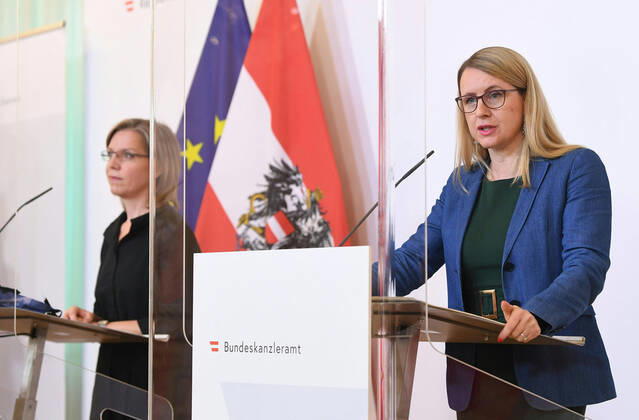 Wien 16.04.2020, Bundeskanzleramt, Wien, AUT, Akutelle Entwicklungen zur Coronaerkrankung in Oesterreich, Pressekonferenz zum Thema Start Ups, im Bild Wirtschaftsministerin Margarete Schramboeck (OeVP) Wirtschaftsministerin Margarete Schramboeck (OeVP) during a press conference on the subject Start ups of Austrian Goverment about the Coronavirus Pandemie at the Bundeskanzleramt in Wien, Austria on 2020 04 16.