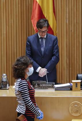 Spanish Health Minister, Salvador Illa, keeps a minute silence before he makes his weekly appearance before the Health Commission to inform about the coronavirus situation at Parliament in Madrid, Spain, 16 April 2020. Spanish Health Minister appears before Health Commission at Parliament !ACHTUNG: NUR REDAKTIONELLE NUTZUNG!  Copyright: xBallesterosx GRAF1445 20200416-637226406518294527