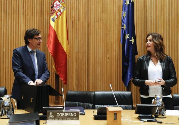 Spanish Health Minister, Salvador Illa (L), chats with president of the Health Commission at Parliament, Rosa Romero Sanchez (R), before his weekly appearance before the commission to inform about the coronavirus situation at Parliament in Madrid, Spain, 16 April 2020. Spanish Health Minister appears before Health Commission at Parliament !ACHTUNG: NUR REDAKTIONELLE NUTZUNG!  Copyright: xBallesterosx GRAF1464 20200416-637226407935667365