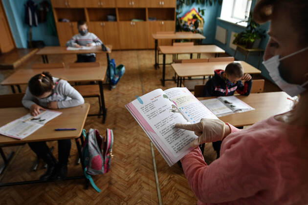 News Themen der Woche KW16 PRIMORYE TERRITORY, RUSSIA - APRIL 16, 2020: A literature teacher reads a story to pupils at No 8 Comprehensive School in the village of Nezhino, some 40 km north of Vladivostok. After moving to online schooling due to the COVID-19 pandemic, educational institutions in the Primorye Territory are switching back to classroom teaching, with underfilled schools being the first to welcome pupils. Yuri Smityuk TASS  TS0D5F1F