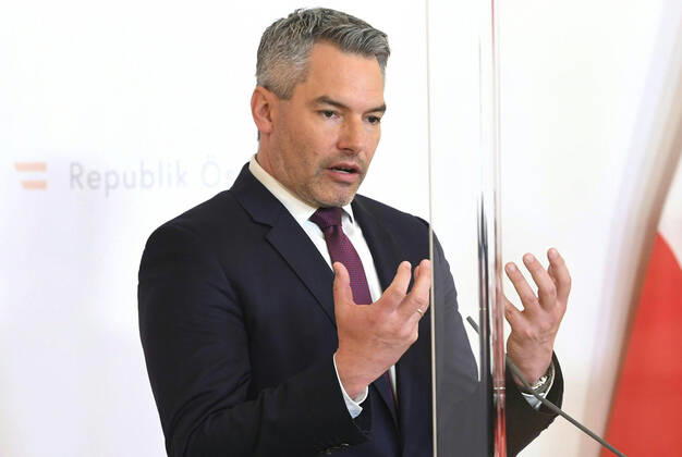 Wien 16.04.2020, Bundeskanzleramt, Wien, AUT, Akutelle Entwicklungen zur Coronaerkrankung in Oesterreich, Pressekonferenz zum Thema Eindaemmung, im Bild Innenminister Karl Nehammer (OeVP) Innenminister Karl Nehammer (OeVP) during a press conference on the subject of containment of Austrian Goverment about the Coronavirus Pandemie at the Bundeskanzleramt in Wien, Austria on 2020 04 16.