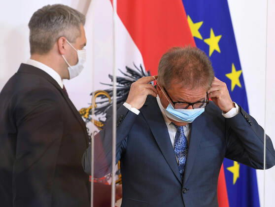 Wien 16.04.2020, Bundeskanzleramt, Wien, AUT, Akutelle Entwicklungen zur Coronaerkrankung in Oesterreich, Pressekonferenz zum Thema Eindaemmung, im Bild (v.l.) Innenminister Karl Nehammer (OeVP) und Gesundheitsminister Rudolf Anschober (Gruene) (v.l.) Innenminister Karl Nehammer (OeVP) und Gesundheitsminister Rudolf Anschober (Gruene) during a press conference on the subject Containment of Austrian Goverment about the Coronavirus Pandemie at the Bundeskanzleramt in Wien, Austria on 2020 04 16.