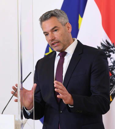 Wien 16.04.2020, Bundeskanzleramt, Wien, AUT, Akutelle Entwicklungen zur Coronaerkrankung in Oesterreich, Pressekonferenz zum Thema Eindaemmung, im Bild Innenminister Karl Nehammer (OeVP) Innenminister Karl Nehammer (OeVP) during a press conference on the subject Containment of Austrian Goverment about the Coronavirus Pandemie at the Bundeskanzleramt in Wien, Austria on 2020 04 16.