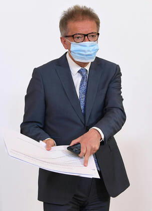 Wien 16.04.2020, Bundeskanzleramt, Wien, AUT, Akutelle Entwicklungen zur Coronaerkrankung in Oesterreich, Pressekonferenz zum Thema Eindaemmung, im Bild Gesundheitsminister Rudolf Anschober (Gruene) Gesundheitsminister Rudolf Anschober (Gruene) during a press conference on the subject Containment of Austrian Goverment about the Coronavirus Pandemie at the Bundeskanzleramt in Wien, Austria on 2020 04 16.