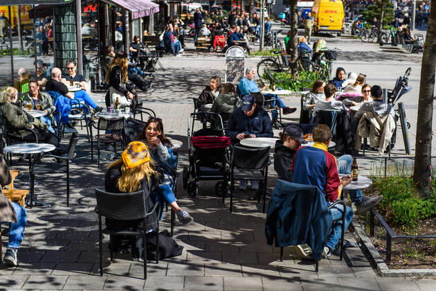 200415 People gather at a outdoor restaurant, as the coronavirus, COVID-19, outbreak continues on April 15, 2020 in Stockholm. Sweden stands out among countries in the world with so far comparatively very few public restrictions during the coronavirus pandemic. Photo: Maxim ThorÃ BILDBYRAN kod MT Copyright: MAXIMxTHORE BB200415BB032
