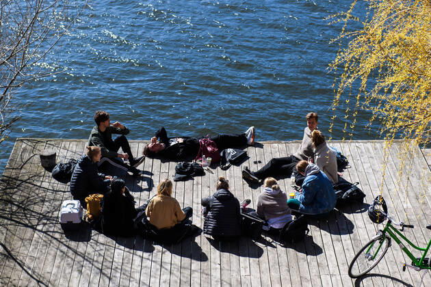 200415 People sitting on a bridge, as the coronavirus, COVID-19, outbreak continues on April 15, 2020 in Stockholm. Sweden stands out among countries in the world with so far comparatively very few public restrictions during the coronavirus pandemic. Photo: Maxim ThorÃ BILDBYRAN kod MT Copyright: MAXIMxTHORE BB200415BB040