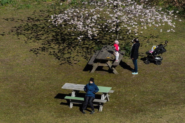 200415 People sitting on benches in Tantolunden, as the coronavirus, COVID-19, outbreak continues on April 15, 2020 in Stockholm. Sweden stands out among countries in the world with so far comparatively very few public restrictions during the coronavirus pandemic. Photo: Maxim ThorÃ BILDBYRAN kod MT Copyright: MAXIMxTHORE BB200415BB058