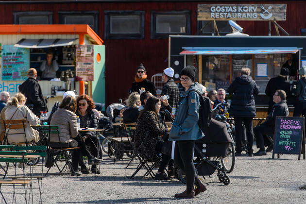 200415 People gather at an outdoor restaurant, as the coronavirus, COVID-19, outbreak continues on April 15, 2020 in Stockholm. Sweden stands out among countries in the world with so far comparatively very few public restrictions during the coronavirus pandemic. Photo: Maxim ThorÃ BILDBYRAN kod MT Copyright: MAXIMxTHORE BB200415BB066
