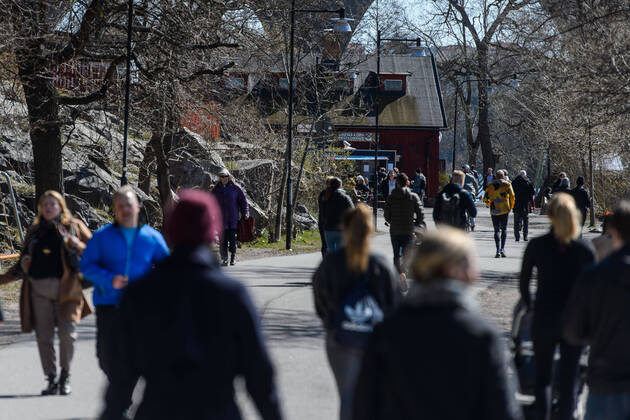 200415 Pedestrians and runners in Tantolunden, as the coronavirus, COVID-19, outbreak continues on April 15, 2020 in Stockholm. Sweden stands out among countries in the world with so far comparatively very few public restrictions during the coronavirus pandemic. Photo: Maxim ThorÃ BILDBYRAN kod MT Copyright: MAXIMxTHORE BB200415BB068