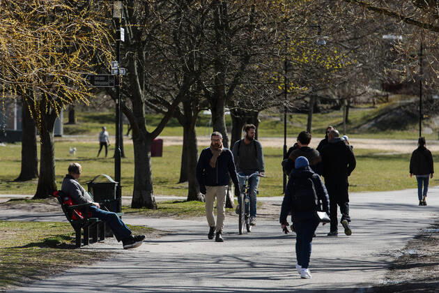 200415 Pedestrians and runners in Tantolunden, as the coronavirus, COVID-19, outbreak continues on April 15, 2020 in Stockholm. Sweden stands out among countries in the world with so far comparatively very few public restrictions during the coronavirus pandemic. Photo: Maxim ThorÃ BILDBYRAN kod MT Copyright: MAXIMxTHORE BB200415BB071