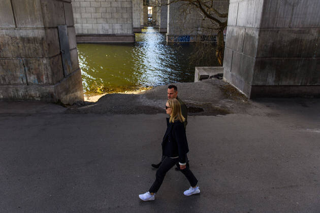 200415 Pedestrians in Tantolunden, as the coronavirus, COVID-19, outbreak continues on April 15, 2020 in Stockholm. Sweden stands out among countries in the world with so far comparatively very few public restrictions during the coronavirus pandemic. Photo: Maxim ThorÃ BILDBYRAN kod MT Copyright: MAXIMxTHORE BB200415BB074