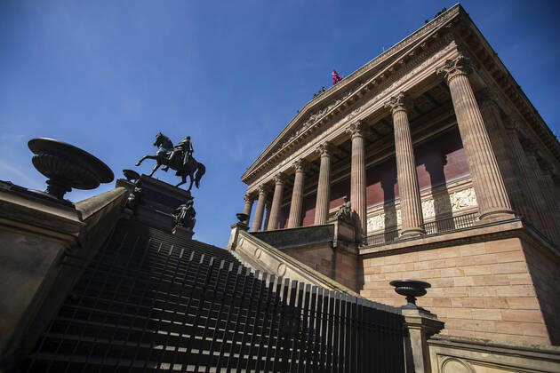 Geschlossene alte Nationalgalerie in Berlin am 16. April 2020. Die von Bund und Laender um die Verbreitung des Coronavirus (SARS-CoV-2) zu verlangsamen beschlossenenen Massnahmen dauern auch vor der Ostertage weiter an. Die Debatte ueber eine Mundschutzpflicht und die Wirksamkeit der Masken dauert in der Oeffentlichkeit weiter an. Coronavirus in Berlin