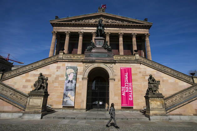 Geschlossene alte Nationalgalerie in Berlin am 16. April 2020. Die von Bund und Laender um die Verbreitung des Coronavirus (SARS-CoV-2) zu verlangsamen beschlossenenen Massnahmen dauern auch vor der Ostertage weiter an. Die Debatte ueber eine Mundschutzpflicht und die Wirksamkeit der Masken dauert in der Oeffentlichkeit weiter an. Coronavirus in Berlin