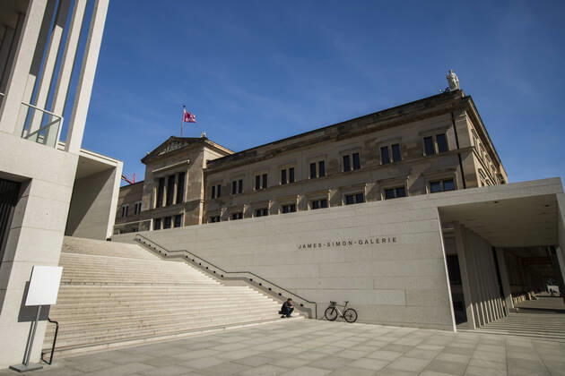 Einsamer Mensch auf der Treppen der geschlossenen James-Simon-Galerie in Berlin am 16. April 2020. Die von Bund und Laender um die Verbreitung des Coronavirus (SARS-CoV-2) zu verlangsamen beschlossenenen Massnahmen dauern auch vor der Ostertage weiter an. Die Debatte ueber eine Mundschutzpflicht und die Wirksamkeit der Masken dauert in der Oeffentlichkeit weiter an. Coronavirus in Berlin