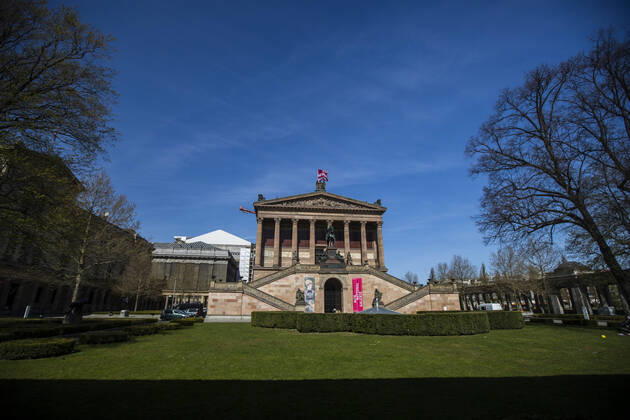 Geschlossene alte Nationalgalerie in Berlin am 16. April 2020. Die von Bund und Laender um die Verbreitung des Coronavirus (SARS-CoV-2) zu verlangsamen beschlossenenen Massnahmen dauern auch vor der Ostertage weiter an. Die Debatte ueber eine Mundschutzpflicht und die Wirksamkeit der Masken dauert in der Oeffentlichkeit weiter an. Coronavirus in Berlin