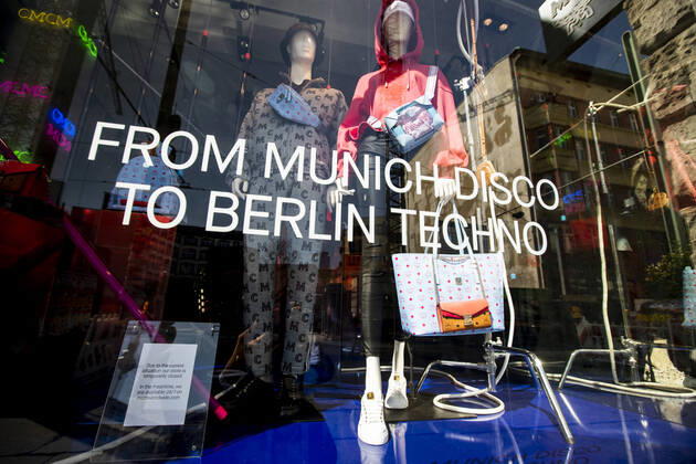 Vitrine eines Laden am Hackesher Markt in Berlin am 16. April 2020. Die von Bund und Laender um die Verbreitung des Coronavirus (SARS-CoV-2) zu verlangsamen beschlossenenen Massnahmen dauern auch vor der Ostertage weiter an. Die Debatte ueber eine Mundschutzpflicht und die Wirksamkeit der Masken dauert in der Oeffentlichkeit weiter an. Ab Montag dürfer Laeden mit einer Verkaufsflaeche bis 800 qm wieder oeffnen. Coronavirus in Berlin