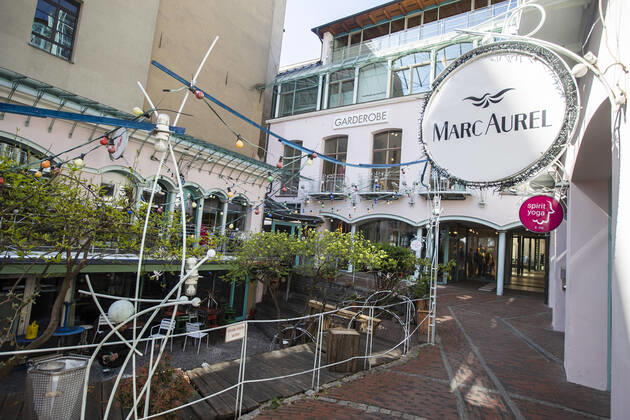 Kleine laeden und Boutiques am Hackesher Markt in Berlin am 16. April 2020. Die von Bund und Laender um die Verbreitung des Coronavirus (SARS-CoV-2) zu verlangsamen beschlossenenen Massnahmen dauern auch vor der Ostertage weiter an. Die Debatte ueber eine Mundschutzpflicht und die Wirksamkeit der Masken dauert in der Oeffentlichkeit weiter an. Ab Montag dürfer Laeden mit einer Verkaufsflaeche bis 800 qm wieder oeffnen. Coronavirus in Berlin