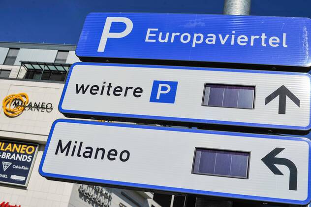 Milaneo Stuttgart COVID-19 Sicherheitsmassnahmen gelten auch im Einkaufszentrum Milaneo, viele Geschäfte und Läden sind dicht, dürfen ihre Kunden nicht mehr bedienen, Miete wird aber weiter bezahlt. Geöffnet sind nur Bäckereien, Lebensmittelgeschäfte, Apotheken... Stuttgart Baden-Wuerttemberg Deutschland Copyright: xMaxxKovalenkox
