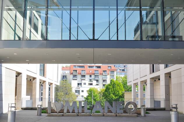 Milaneo Stuttgart COVID-19 Sicherheitsmassnahmen gelten auch im Einkaufszentrum Milaneo, viele Geschäfte und Läden sind dicht, dürfen ihre Kunden nicht mehr bedienen, Miete wird aber weiter bezahlt. Geöffnet sind nur Bäckereien, Lebensmittelgeschäfte, Apotheken... Stuttgart Baden-Wuerttemberg Deutschland Copyright: xMaxxKovalenkox